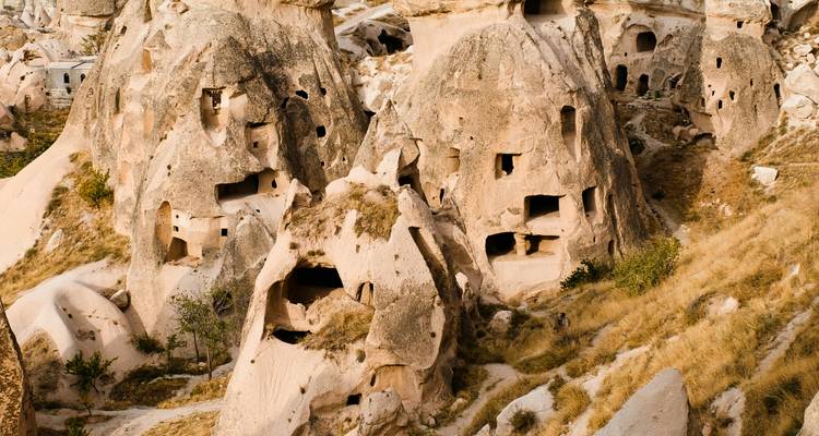 Formations rocheuses avec des grottes anciennes