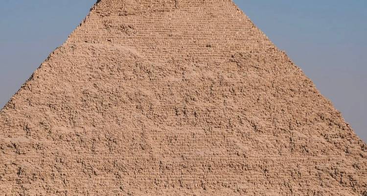 Vue en gros plan d'une structure pyramidale sous un ciel dégagé.