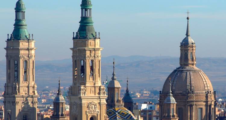 Horizonte de Zaragoza con la Basílica del Pilar en primer plano.