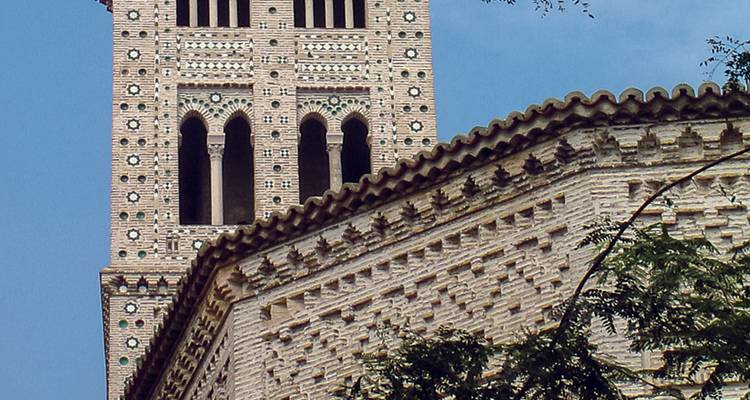 Torre ornamentada y tejado con hastiales con diseños geométricos.