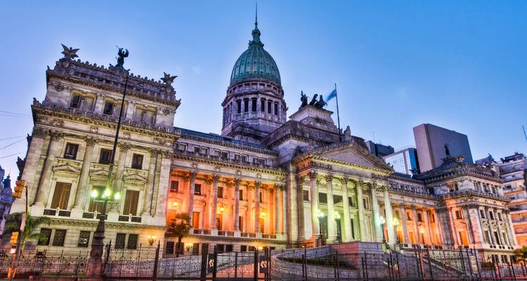 Bâtiment du Congrès national argentin illuminé brillant au crépuscule avec un arrière-plan dramatique de ciel rose et bleu