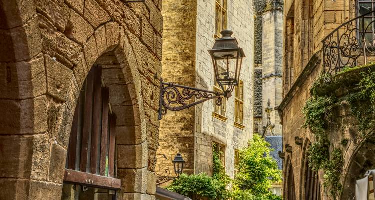 Nahaufnahme detaillierter Steinarchitektur und Fenster.