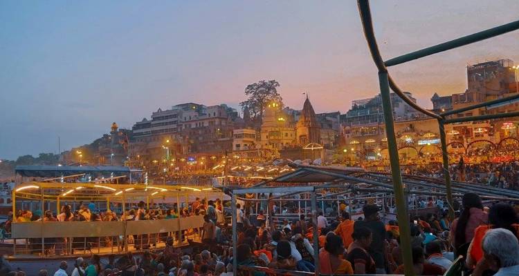 Zone riveraine bondée avec des gens pratiquant des rituels du soir.