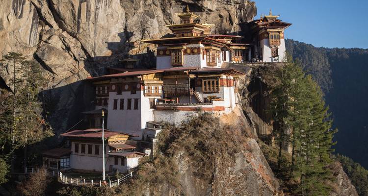 Monasterio construido en un acantilado.