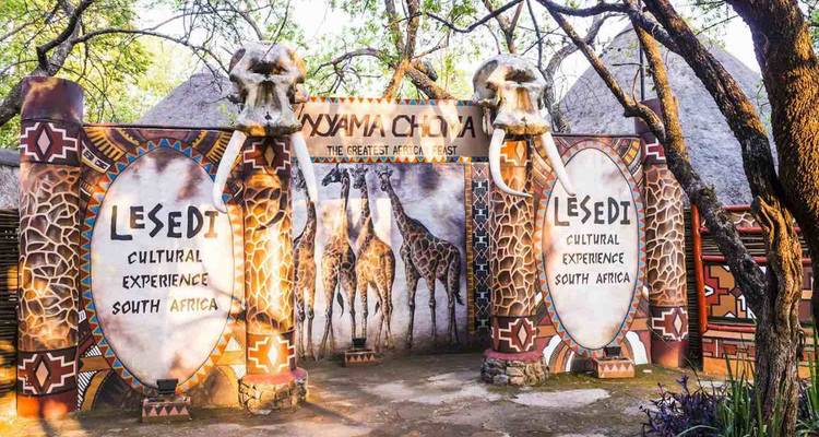 Entrada del centro cultural con arte tradicional.