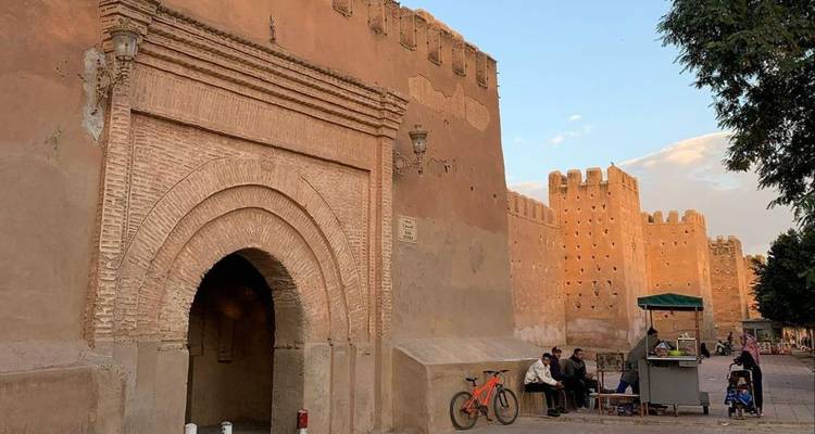 Mur d'enceinte antique avec des habitants assis à proximité.