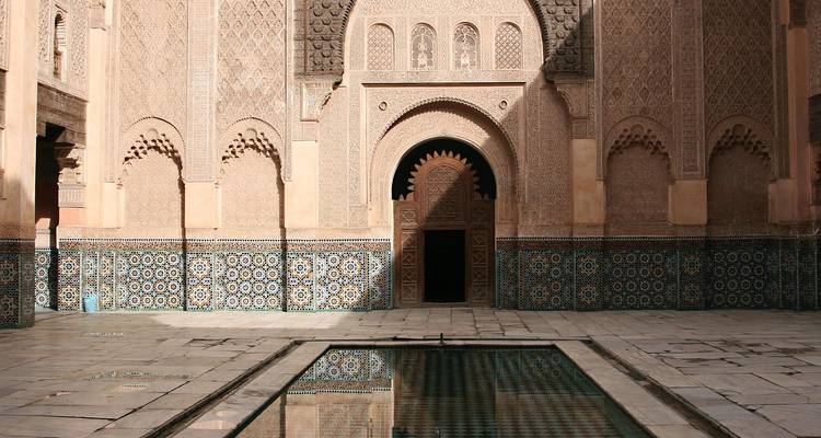 Cour décorative avec carrelage complexe et bassin.