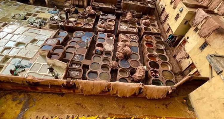 Vue aérienne de cuves de teinture dans une tannerie traditionnelle.