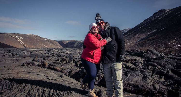 Dos personas posando en un paisaje rocoso y montañoso.