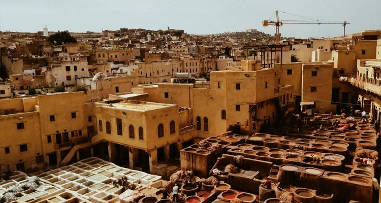 Vue de Fès avec des tanneries au premier plan