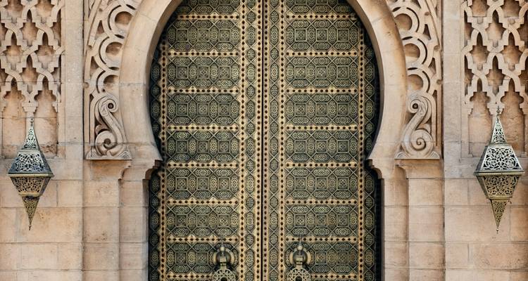 Porte marocaine ornée avec motifs géométriques et lanternes