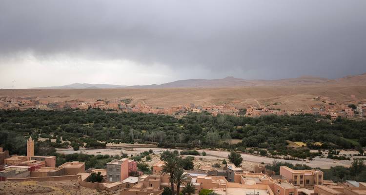 Vue sur un paysage aride avec de la verdure et des nuages
