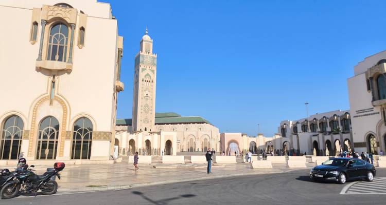 Architecture moderne avec mosquée et personnes.