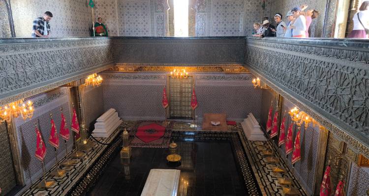 Salle ornée avec des personnes et des drapeaux.