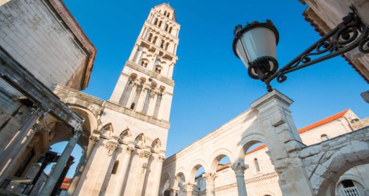 Torre histórica con un fondo de cielo azul.