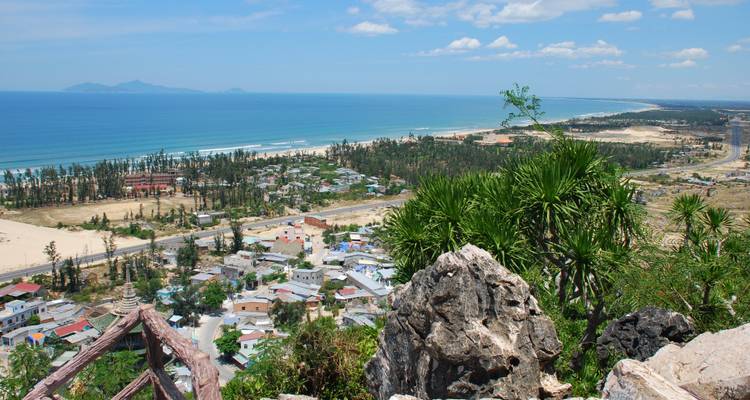 Ville côtière avec vue sur la mer et la campagne.