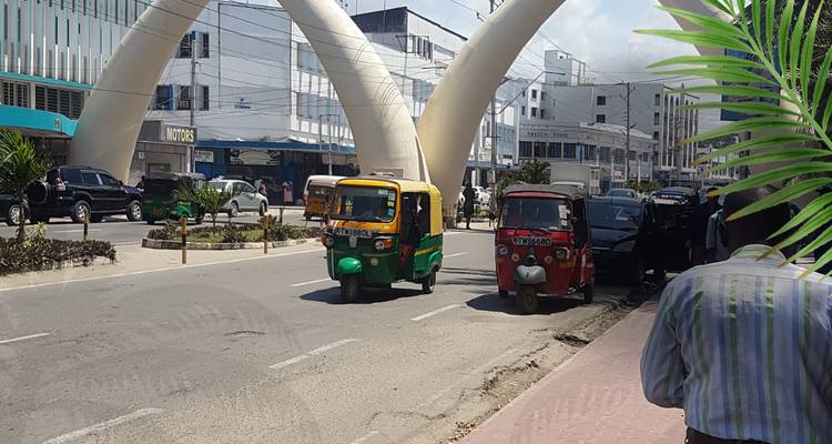 Scène de rue avec des pousse-pousse et architecture urbaine.