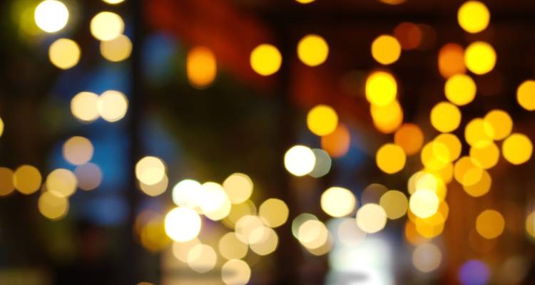 Image floue de lumières créant un effet bokeh.