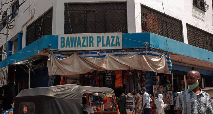 Vue de rue de Bawazir Plaza avec des gens qui passent.