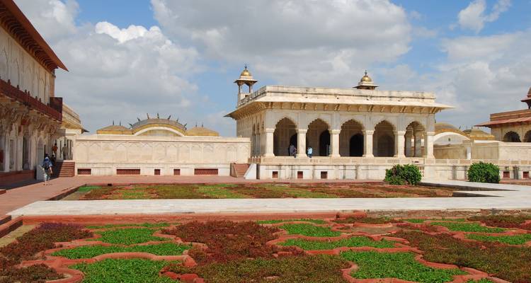 Structure architecturale à Fatehpur Sikri avec jardins.