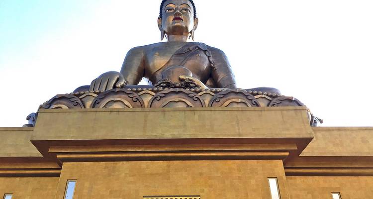 Große Buddha-Statue vor klarem Himmel.