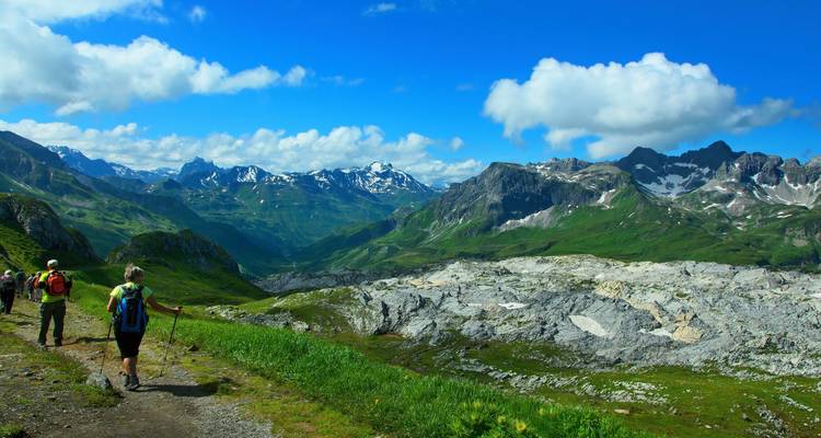 Wanderer auf einem Wanderweg mit Panorama-Bergblick in Österreich.