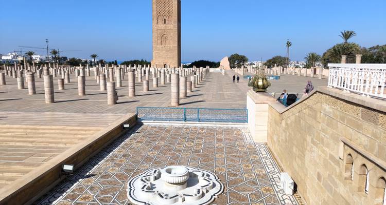 Uitgestrekt plein met stenen zuilen onder een blauwe hemel.