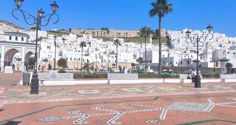 Wijd open plein met witte gebouwen en decoratieve tegels.