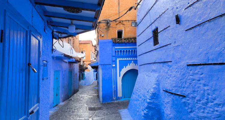 Levendige blauwe steegjes van een smalle straat.