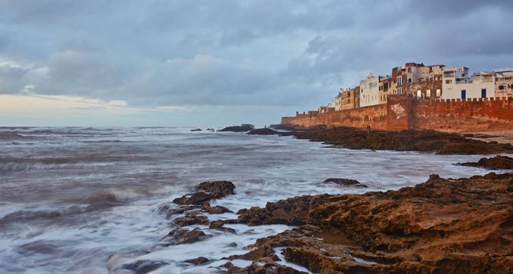 Zicht op de rotsachtige kust en stadsmuren van Essaouira.