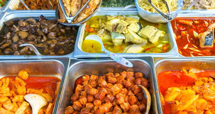 Configuration de repas en buffet avec une variété de plats.