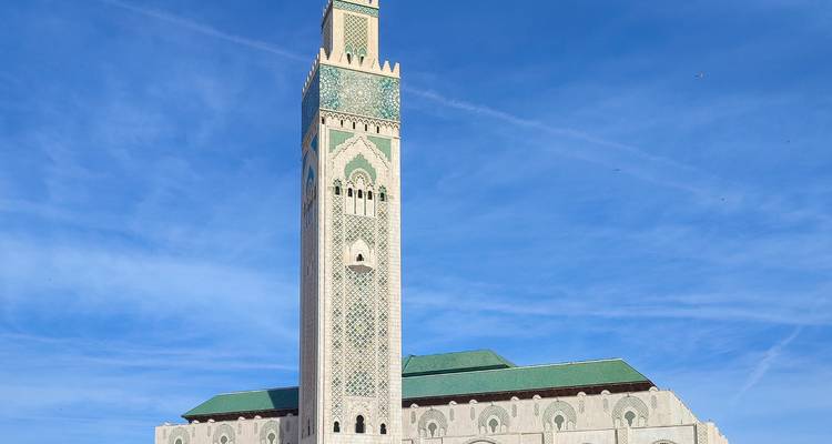 Hassan-II-Moschee in Casablanca unter blauem Himmel.