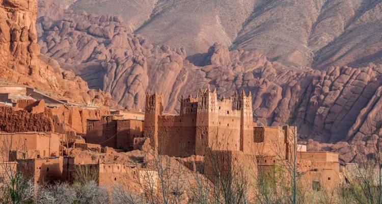Alte Tonburg-Struktur in einer felsigen Landschaft.