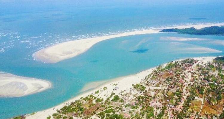 Luchtfoto van een kustgebied met ondiep helder water en zandbanken.