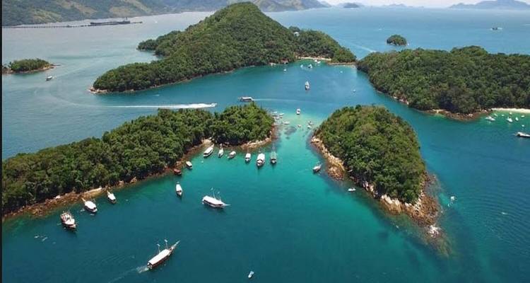 Luchtfoto van eilanden omringd door turquoise wateren met boten.
