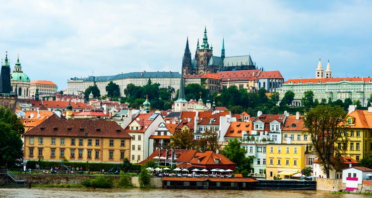 Vista de una ciudad histórica con un río y arquitectura grandiosa.