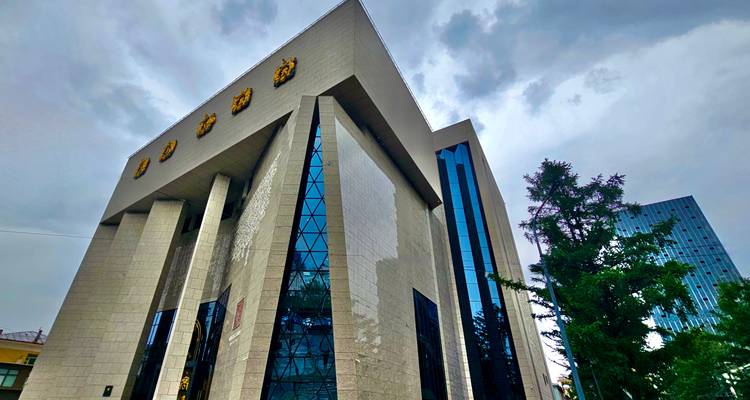 Edificio gubernamental moderno con diseño arquitectónico.