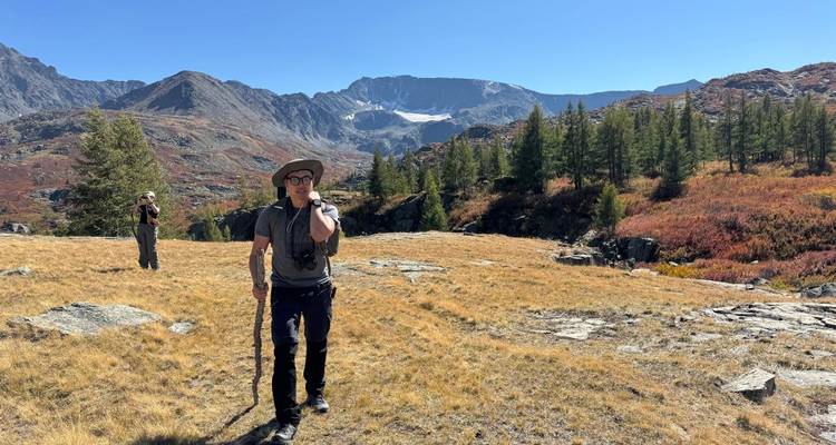 Excursionistas caminando por un paisaje montañoso.