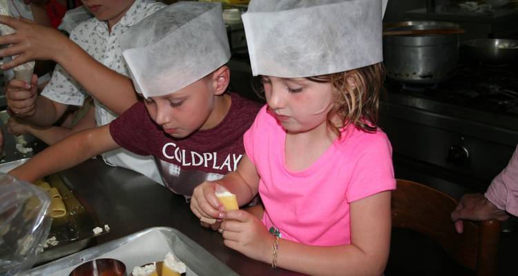 Enfants participant à un cours de cuisine.