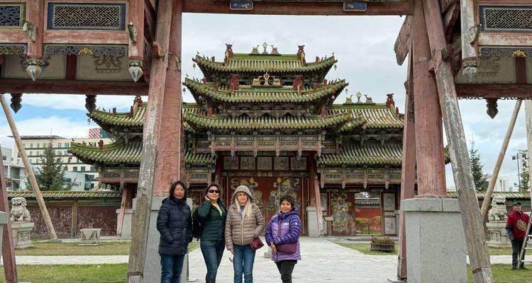 Groupe de personnes devant un temple mongol traditionnel.