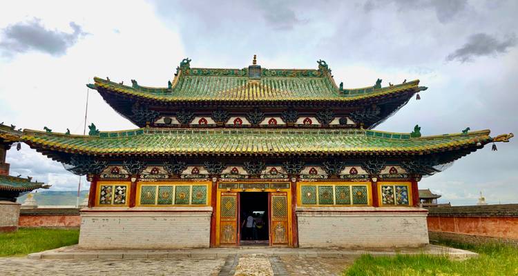 Temple mongol orné avec des motifs complexes.