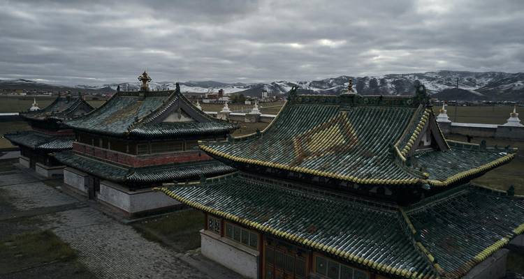 Architecture mongole ancienne sur fond de montagnes.