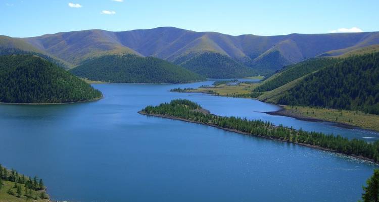 Lago lleno de islas con montañas circundantes.