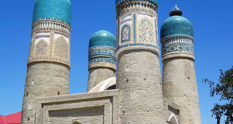 Grupo de torres distintivas con cúpulas turquesas en un día soleado.