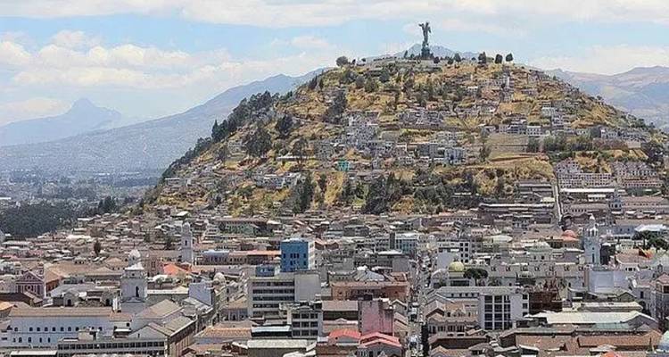 Luchtfoto van een heuvel met stadsgezicht op de achtergrond.
