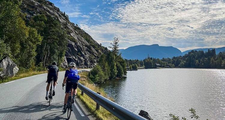 Cyclistes roulant le long d'un lac pittoresque