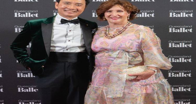 Twee mensen poseren bij een Queensland Ballet evenement.