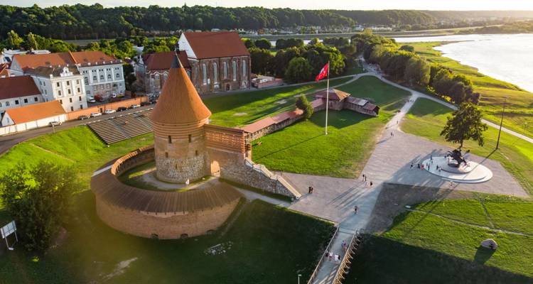 Vista aérea del Castillo de Kaunas y la vegetación circundante.
