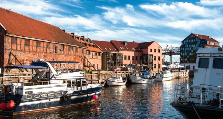 Muelles con barcos y edificios coloridos en Klaipeda, Lituania.