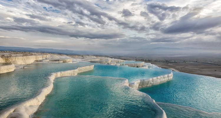 Las terrazas naturales de travertino de Pamukkale llenas de agua.